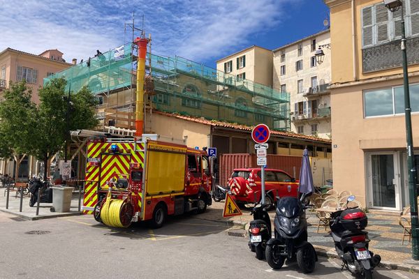 Les pompiers sont intervenus mercredi dans la matinée, dans le quartier des halles, à Ajaccio.