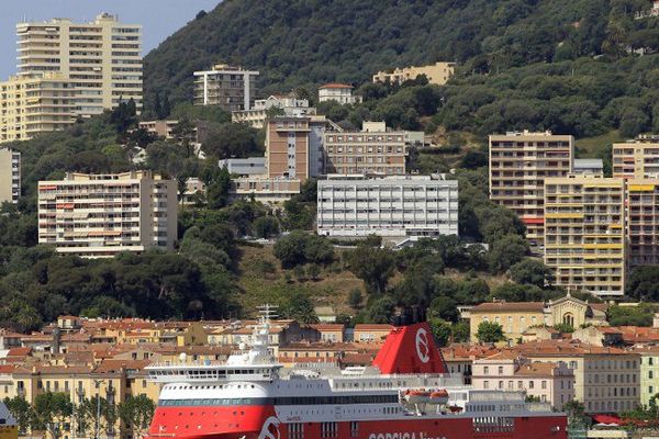 Le ferry Jean-Nicoli de la Corsica linea dans le port d'Ajaccio.