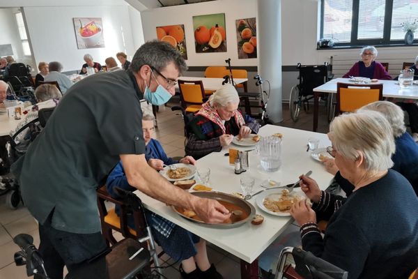 Un repas à la résidence des Genets à Bannalec (Finistère)