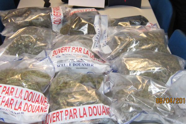 10 sacs thermosoudés remplis d'herbe de cannabis ont été saisis au péage des Martres-d'Artière, le 08/04/15.