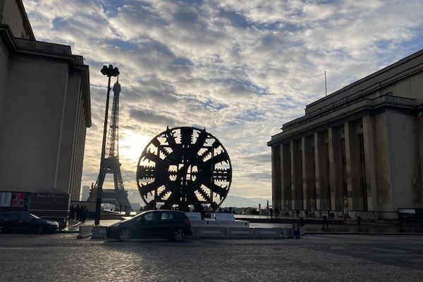 Une roue de coupe d'un tunnelier installé sur le Trocadéro signale l'exposition Métro ! Le Grand Paris en mouvement