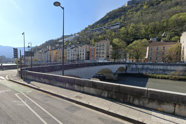 La jeune femme a été poussée du haut du pont de la Citadelle, qui relie le quai Claude-Brosse au quartier Saint-Laurent de Grenoble.