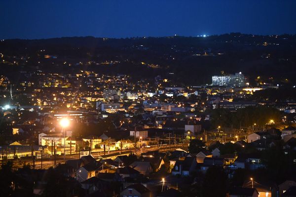 Selon un rapport de l'ADEME, en 2021, 40 % des communes métropolitaines éteignent certains éclairages une partie de la nuit.