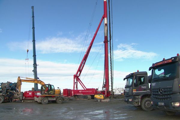 Cette foreuse peut aller jusqu'à 45 mètres de profondeur. Il y en a 2 disponibles dans le monde.