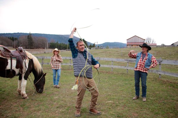 Chroniques d'en haut : Laurent Guillaume s'exerce au lasso dans le ranch sous les conseils de Richard entre Die et Grenoble.