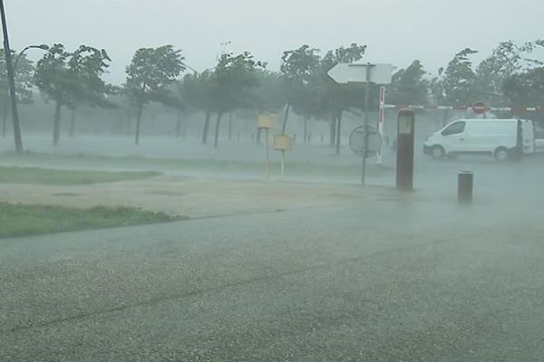 Des trombes d'eau et de forts coups de vent à Niort en milieu d'après-midi.