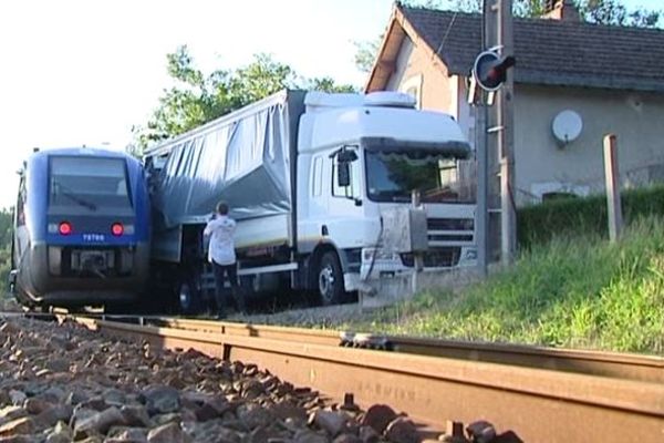 Le camion percuté par le TER à Saint-Priest-Taurion