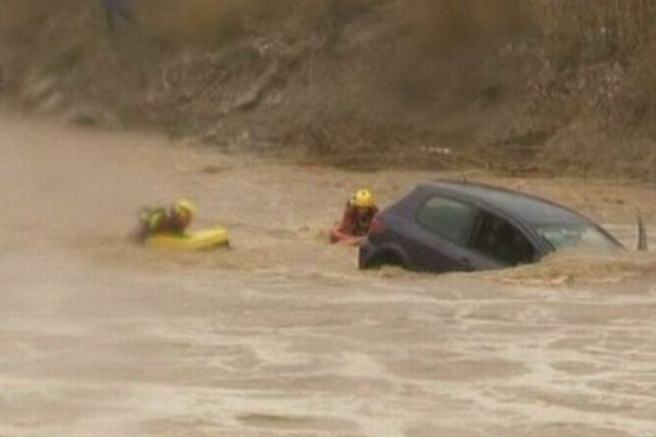 Pollestres (Pyrénées-Orientales) - la voiture de la conductrice retrouvée noyée à Villeneuve-de-la-Raho - 6 mars 2013.