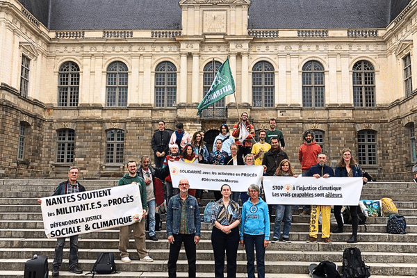 Les militants du mouvement Action Non-Violente COP21 devant la Cour d'appel de Rennes