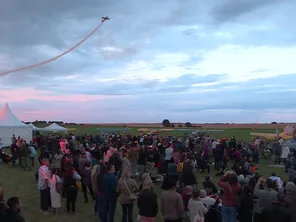 Une fête aérienne crépusculaire s'est tenue samedi 13 juillet 2024 à l'aérodrome de Saint-Quentin-Roupy (Aisne).