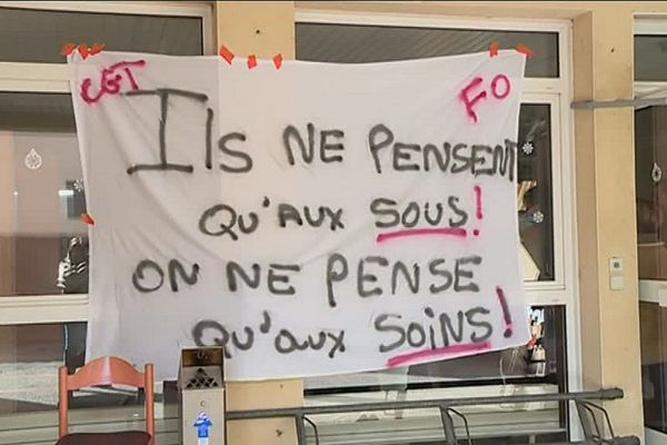 Le manque de personnel ne permet plus de s'occuper correctement des résident, selon les salariés en grève. 