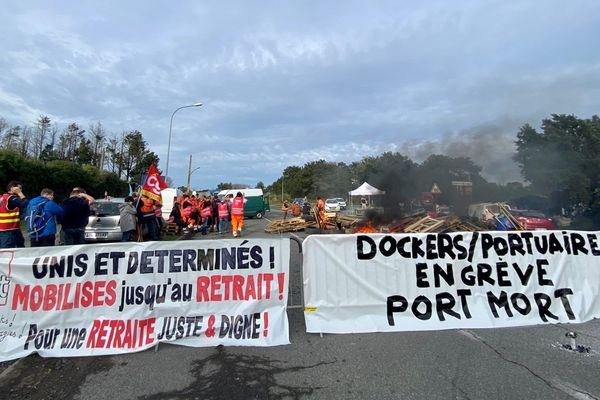 Une cinquantaine de dockers bloque le port de Bayonne ce 8 mars.