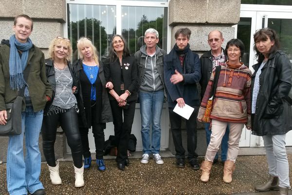 Neuf militants opposés à la ferme des mille veaux devant le palais de justice de Guéret, le 3 juin 2016