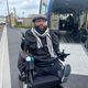 Alain Raharinjatovo, 27 ans, cherche à financer l'achat d'une voiture adaptée à son handicap. Il doit pour cela débourser 100 000 euros.