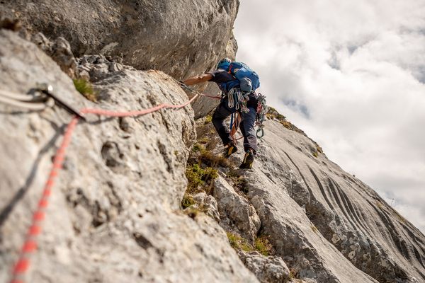 Un grimpeur escalade une falaise près du lac d'Annecy, en Haute-Savoie. (Illustration)