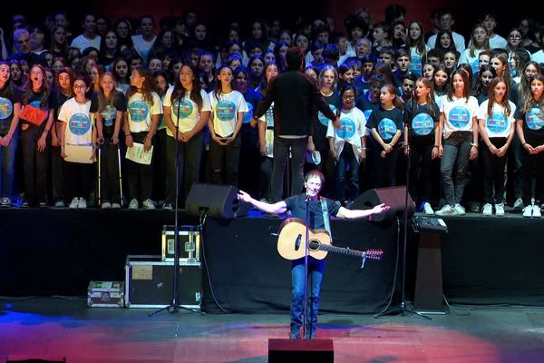 Mardi 28 mai, les Muvrini ont partagé la scène du Palatinu avec 370 collégiens.