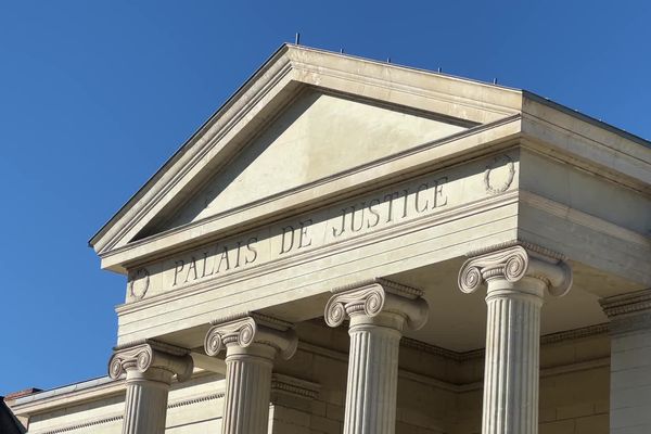 Le procès se déroule devant la cour d'Assises de Périgueux, en Dordogne.