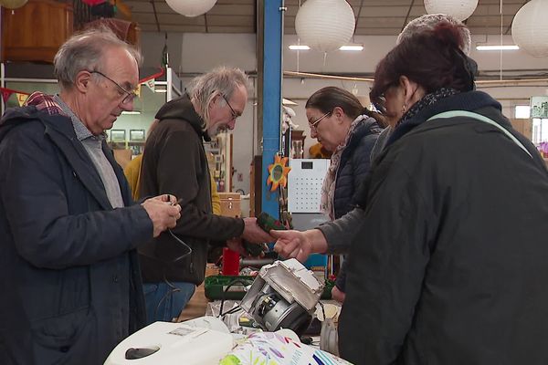 La recyclerie Le Ressort, à Naintré (Vienne), accueillait ce samedi 16 mars un café réparation.