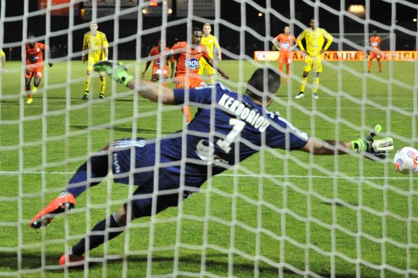 Laval - Créteil / Championnat de France de football, Ligue 2, 10e journée. Penalty transformé par Hassane