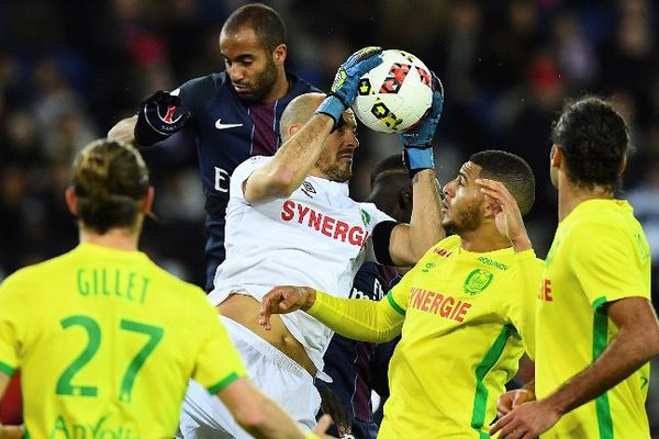 Gardien nantais Remy Riou en plein arrêt - Match Paris-Saint-Germain (PSG) - FC Nantes, hier soir 