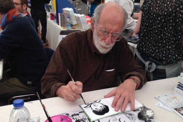 L'illustrateur Zaü en plein dédicace lors de Lire à Limoges 2015.