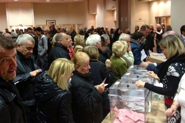 Les militants UMP appelés à voter, comme ici ce matin à Nice