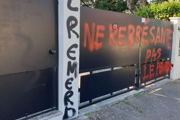 la façade de la permanence de la députée LREM Corinne Vignon, à Toulouse