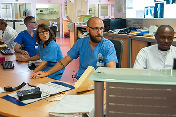 Aux urgences du CHU de Limoges : les étudiants se distinguent des médecins par leur tunique bleue.