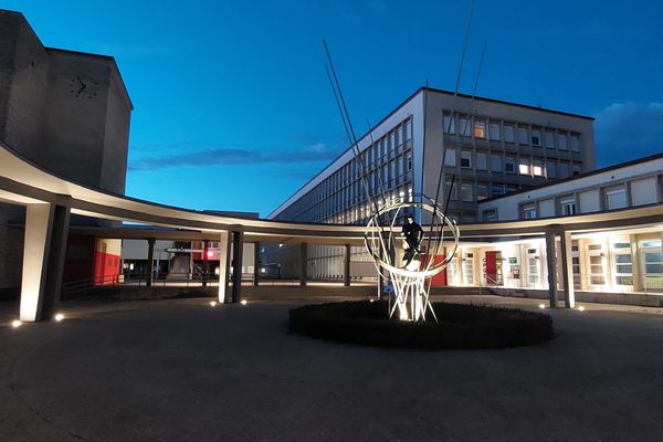 Au petit lever du jour, de nouvelles leds éclairent la rotonde surplombant la cour d'entrée du lycée Clemenceau de Reims.