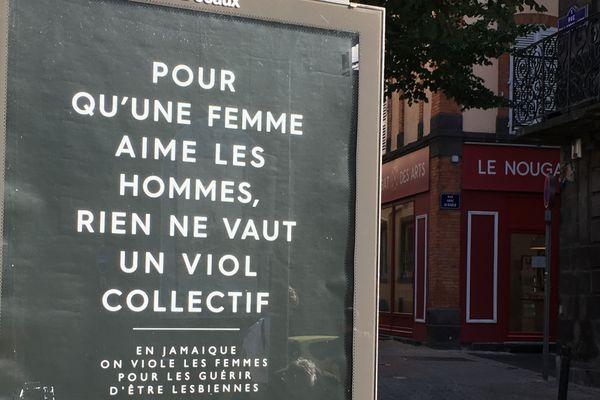 C'est une affiche comme celle-ci que la mairie de Moulins a fait retirer des abords d'un collège.