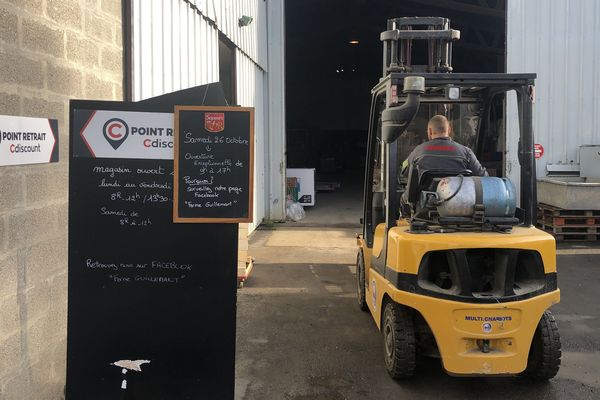 La Ferme Guillemant à Loos-en-Gohelle, son point de vente et son hangar de stockage des colis, le 22 octobre.