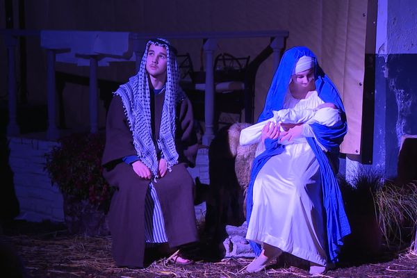 Les différents tableaux autour de la naissance de Jésus, pour la crèche vivante de Sainte-Anne-d'Auray, dans le Morbihan.