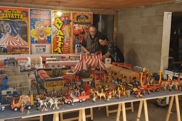 Patrick et Véronique autour de leur maquette, réplique d'une scène de cirque.