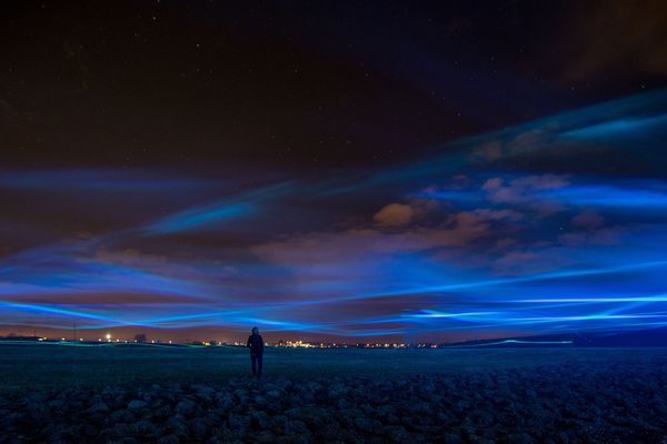 Dans l’éco-parc Martin Luther King, une grande vague bleue flottant à près de trois mètres du sol, symbolise les conséquences d’une éventuelle montée des eaux