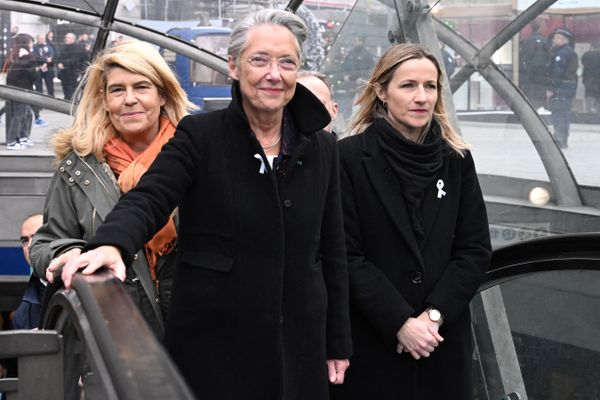 Dominique Faure aux côtés d'Elisabeth Borne, le 24 novembre 2023 à la Gare Saint-Lazare à Paris.