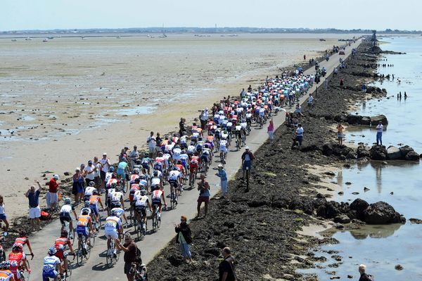 Un passage du peloton sur le Gois avait été imaginé, mais les marées ne sont pas favorables au Tour de France sur les dates, décalées de l'épreuve en 2018 (ici, le Tour de France en 2011).