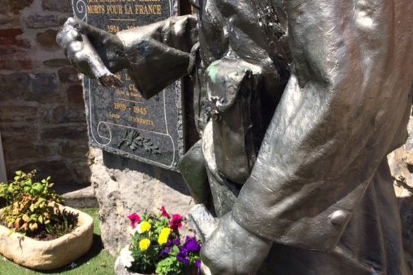 Le monument aux morts de Carla-de-Roquefort a été vandalisé entre mardi 6 et mercredi 7 juin. Le fusil de la sculpture du poilu a été détruit.