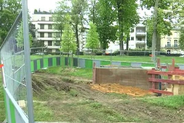 Le début des travaux du centre d'hébergement des SDF au bois de Boulogne, dans le 16ème arrondissement de Paris.