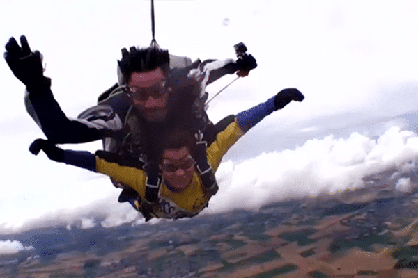 Miss France : 1er saut en parachute à Lens-Bénifontaine.