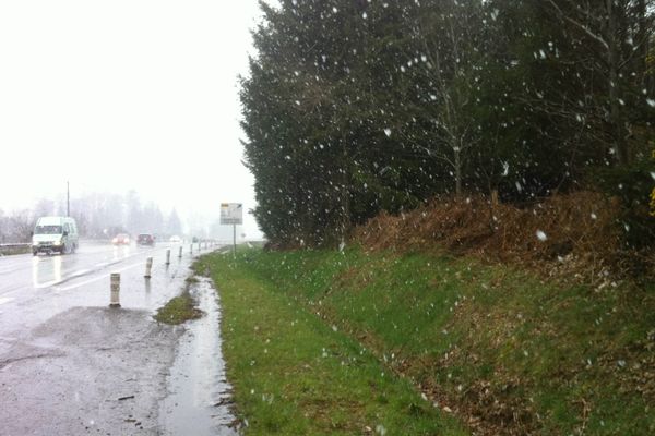 la neige tombe à Locminé (56)