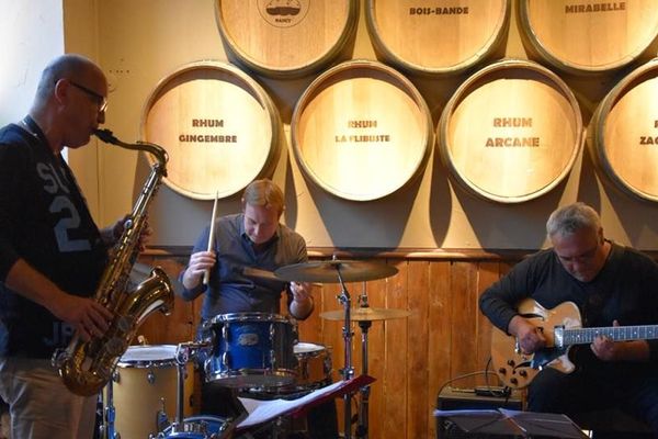 Christian Mariotto à la batterie, Jean-Marc Baccarini au saxophone et Philippe Canovas à la guitare 