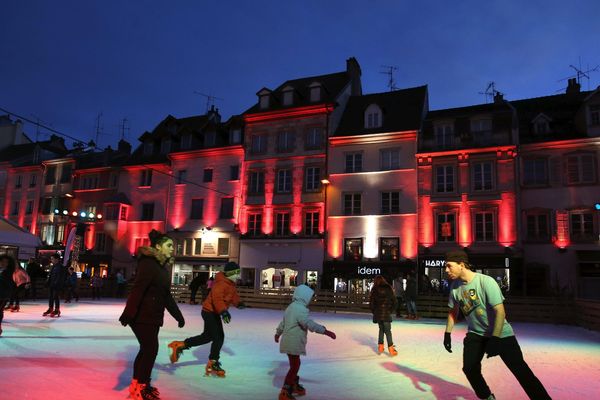 La patinoire du marché de Noël de Montbéliard en décembre 2016