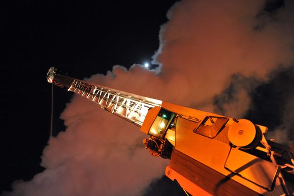 65 pompiers ont lutté contre les flammes une grande partie de la nuit dernière pour éteindre l'incendie de 1500 mètres carrés d'usine