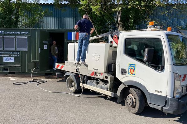 Les services municipaux de la ville de Grimaud remplissent leur citerne d'eau atmosphérique.