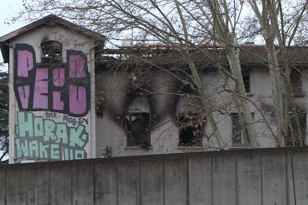 Important incendie dans un immeuble squatté près de Lyon, quatre blessés dont 2 en urgence absolue après être tombée