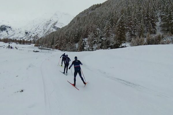 Des membres de l'équipe de France de ski de fond et de biathlon ont pu s'entraîner à Bessans (Savoie) ce samedi 4 novembre.