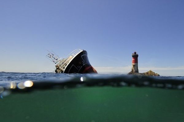 Le Celacante, avant qu'il ne sombre complètement dans les eaux