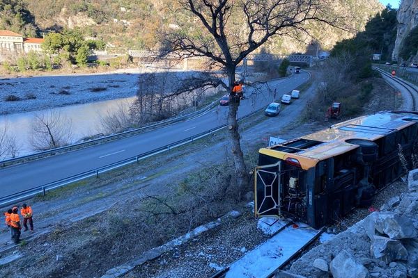 Le 12 janvier 2024, un bus des Lignes d'Azur tombait en contrebas de la route à Plan-du-Var (Alpes-Maritimes). Bilan, deux blessés graves.