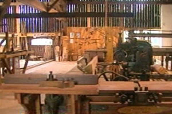 Le musée présente un "haut fer" traditionnel et plusieurs centaines d'outils qui rappellent que les Vosges ont pour tradition culture et travail du bois.