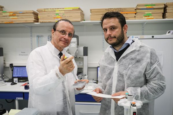 Milovan Stankov, fondateur de NG Biotech, et son fils Milovan Stankov-Puges, PDG de la société, dans leurs locaux de Guipry-Messac, le 15 Juin 2020.